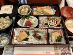京懐石 美濃吉　烏丸四条店
https://www.minokichi.co.jp/shops/12

大丸に行く時にお昼を食べることが多いです。白味噌のお椀が美味しいです。