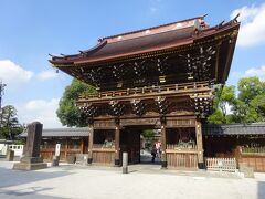 西新井大師、正式名称「五智山遍照院總持寺」の山門。