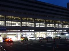 朝の博多駅筑紫口です。まだ日は昇っていません。