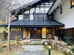 15時少し前に槍見館に到着。
(写真は別の時間に撮影)
新穂高ロープウェイからは車で5分くらいです。
こちらの旅館はチェックイン時間が14時です。
