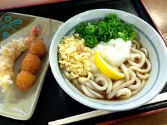 高松に着いたら、まずはうどん！駅前のセルフうどん店で、ぶっかけうどんを食べます。。