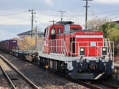 仙台から在来線で小牛田まで乗車し、小牛田11:36発の石巻線に乗り換えて石巻にむかいます。

途中、前谷地駅で小牛田に向かう貨物列車と交換します。