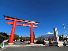 駅から歩いて10分で、富士山本宮浅間神社です。
富士山本宮浅間神社は、富士山をご神体として祀っている神社です。

神社正面の大鳥居から。