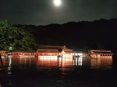 夜の厳島神社です。昼間と違って潮が満ちていました。
月も綺麗で見事な風景です。
昼の厳島神社よりも夜の厳島神社の方が雰囲気はいいですね。