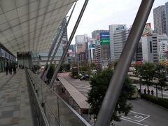 東京駅八重洲の２階へ行ってフォーシーズンズホテル丸の内 東京へ向かう