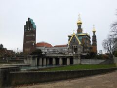 街中心のやや東のマティルダの丘(Mathildenhöhe)にある、ロシアの教会です。
その背後左側にあるのは、結婚記念塔です。
