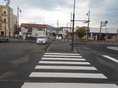 仙崎駅のロータリーの前から金子みすゞ記念館へ行く
みすゞ通りが始まります。
