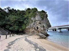 大きな琉球石灰岩の崖
この上に波上宮のご本殿があるのだとか。
帰ってから調べて知りました…