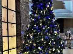 沖縄ハーバービューホテルのエントランスにも大きめなクリスマスツリーがありました。