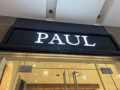 でもここでも営業開始しているお店が少なくて(;´Д｀)探し回ってやっと見つけたのが『PAUL』でした。
