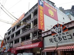 ホテルの下にはすぐ柳橋中央市場
ちょうどお昼時で弁当屋さんがそこいらじゅうに出ています。

おいしそうなランチもいっぱい。
ただ、もう腹いっぱいでランチは断念します。