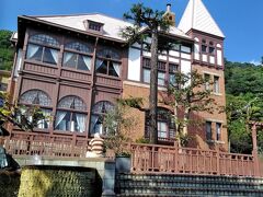 えー、さて、と。

寄り道だらけの果てに、本日の目的地
「風見鶏の館」こと「旧トーマス住宅」
(重文)に到着。

屋根の上の風見鶏は…。ううむ、かなーり
見えにくい写真ですな(汗)。

石段左手には、水が階段状に流れ
落ちる小さな噴水？が。