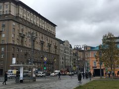 ＜マリオットトヴェルスカヤホテル＞10:40

「ベラルーシ駅」から近いマリオットトヴェルスカヤホテルに宿泊中。
駅側から見ると写真中央の半円型屋根の建物がホテルです。