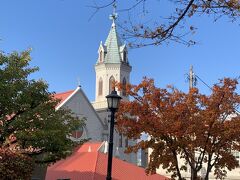 大三坂のカトリック元町教会です。
しかも紅葉も見られます。
ここはすばらしい風景の坂です。