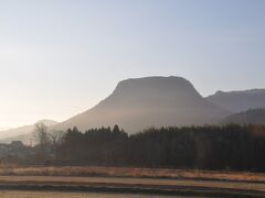 　この山は？
　山頂が平たんです。
　万年（はね）山というそうです。