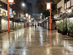 友達と別れ、明日は日本をたつんだなぁ…としみじみ雨の仲見世を歩く…