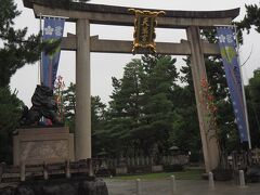 雨が降っているとつい腰が重くなってしまい…。
お部屋でダラダラ。

待っていても止みそうにないので出かける事にしました。
チェックアウトしたら荷物を預かって頂き、バス停へ。

運悪くちょうどバスが行っちゃった…。

やって来たのは北野天満宮。
今出川通りに面して建つ大鳥居から入ります。
木曽の花崗岩の一本柱で、大正10年10月に建立されたそうです。

★北野天満宮
https://kitanotenmangu.or.jp/