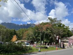 奥社の駐車場が見えてきて到着です。