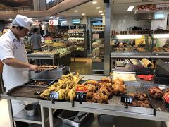 タイ自体は大学生時代の卒業旅行以来で約20年振りで、当時の記憶も薄れてはいますが、面影も全然無いです（笑）。早速、近場の散策に出かけました。ホテルから徒歩10分、ナナ駅に戻るだけでつゆだくになりました（暑過ぎる）。ナナ駅からBTSで２駅戻りチットロム駅で下車。チットロム駅とサイアム駅の間はBTSの下が遊歩道に様になっているので、日陰を歩くことが出来ます（イメージ：1階が道路や歩道、2階が日陰の遊歩道、3階がBTS）。暑いので少しでも涼みたくて遊歩道に隣接した建物内を通り抜けてビッグCラチャダムリ店に移動しました。
ここはコストコとは言えないまでもかなり広くて、お手頃価格の商品が揃っています。日用品だけでなくお土産もまとめ買い出来るのでおすすめです。