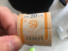 その後、王宮とワットポー方面に向かいました。現在はMRTが開通して近くに駅が出来ましたが、当時は無かったのでバスかタクシーかボートで行くしかありませんでした。折角なのでボートで行くべく、BTSのナショナルスタジアム駅からサパーンタクシン駅に移動し、そこからボートに乗りました。何種類かのボートがあり色分けされているのですが、それぞれ止まる船着場が異なります。電車でいう各駅停車、準急、急行、快速で停車駅が異なる感じです。ガイドブックやネットで確認して乗りましょう。王宮近くのチャーン船着場に着きました。王宮に行こうとしたら入れませんでした（その日だけなのか、ずっとなのか不明です）。仕方ないので、ワットポーまで歩きました。ワットポー目的だとター・ティアン船着場で良いと思います。その後開通したMRTならサナムチャイ駅が最寄駅になるかと思います。