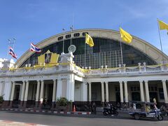 翌日はもう一つのメインディッシュのアユタヤへ向かいます。取り敢えず、BTSとMRTを乗り継いてファランポーン駅（バンコク駅、クルンテープ駅）に到着。