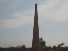 クトゥルグ・ティムールのミナレット（世界遺産の構成資産）です。中央アジアで一番高いミナレットです。