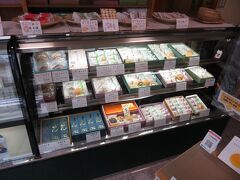 取り敢えず、飯坂名物の『けしまんぢう』を買っとかなきゃ、と思って『一味庵本店』を訪れてみることに。
『ショーケースの写真とっていいですか？』と尋ねたら、快くOKしていただきました。
左のケースには、いちご大福などが陳列されてました。