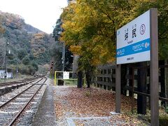 長いトンネルをくぐり、辿り着いた先は、四国屈指の秘境駅として知られる｢坪尻駅｣。。