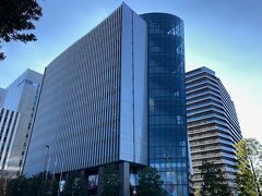 JAPAN SPORT OLYMPIC SQUARE（ジャパン・スポーツ・オリンピック・スクエア）。
日本スポーツ協会は、渋谷区神南にあった岸記念体育会館を本部ビルとしていましたが建物の老朽化が進み耐震性の問題もあって、2020年東京オリンピック構想において明治神宮外苑一帯の再編整備を進めることになり、この関連で神宮外苑地区へ移転されました
新会館には、主な日本のスポーツ競技団体が入居し、1・2階に「日本オリンピックミュージアム（2019年9月14日開業）」が設置されています。