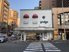 荷物を置いたら、夕飯の買い物にでかけましょう。
まずはヤオイソ（果物店）で名物のフルーツサンドをゲット