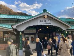 「出町柳駅」から約13分で「八瀬比叡山口」へ。近いですね。
レトロな雰囲気のきれいな駅舎でした。