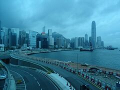 会場のコンベンション・センターから見た香港島の高層ビル群。