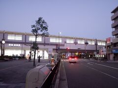 　阪急宝塚線の曽根駅の辺りを通ります。この辺りが中間地点くらいです。ちなみに大阪への転勤で、新居（借り上げ社宅）探す際に、曽根駅周辺もあたりました。阪急宝塚線の曽根駅～蛍池駅間、北大阪急行の江坂駅～千里中央駅間でとにかくこちらの条件に該当する部屋をなるべく数多く出してと不動産屋にあたった結果、今の部屋になりました。