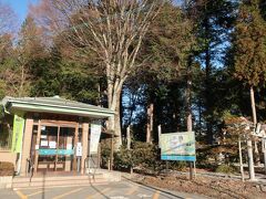 りっぱな神社の隣にある公民館みたいな建物
「湯川温泉　河童の湯」