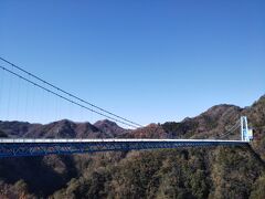 東京の友人と上野から水戸まで特急で一時間。
水戸駅で茨城の友人たちと合流。
車にのせてもらって一時間で竜神大吊橋へ。

街中はまだ紅葉してたけど、山の上なのでもう紅葉はほぼ終わってしまってた。
目的はバンジーなので問題なし&#128513;