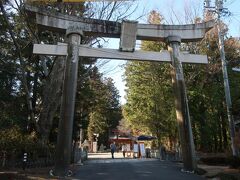 【穂高神社】
威厳のある鳥居がお出迎え。