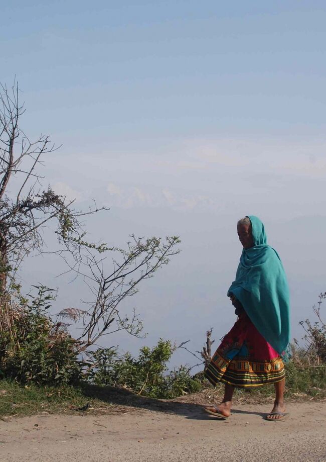 カトマンズを早朝出発　車で９０分ほど北上<br />標高１８００ｍほどのラニパウラにて休憩<br />地上からの初めてのマナスル展望<br />マナスルは８０００ｍ峰の中で最も印象深い<br />５２年前の少年向け年鑑のトップ記事がマナスル登頂でした。