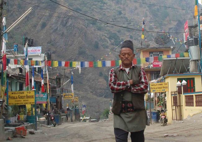 シャブルベンシまでは車で行ける　この先は歩き<br />トリスリ川の谷間にあるこの町　まるで西部劇のオープンセットのよう<br />ヒマラヤを越えたチベットのシガツェにも似ている