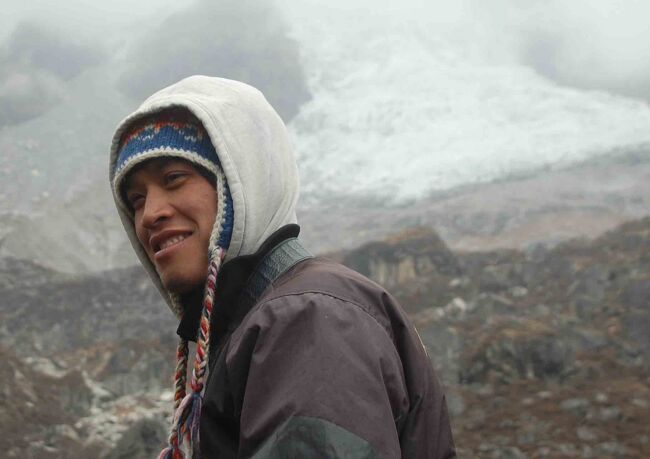 ロッジ群の北方を１時間ほど登り氷河を展望<br />ここの氷河も後退しているのだろうか・・・・<br />オム氏はサーダー(ﾄﾚｯｷﾝｸﾞﾘｰﾀﾞｰ)の息子　ゴーキョの時もお世話になりました