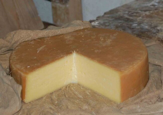 ヤクのチーズです　少し癖がありますがおいしいです<br />ゾッキョチーズがあるらしい<br />乳製品はとても貴重な蛋白源です