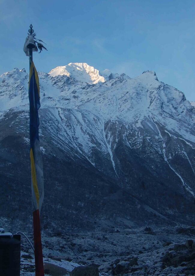 朝日を受けて輝くのはサルバチュンか？<br />１１日５時５７分　Ｔ氏が叫びました<br />ひだが朝日を受けて輝いてます・・・皆さん懸命にカメラを向けた