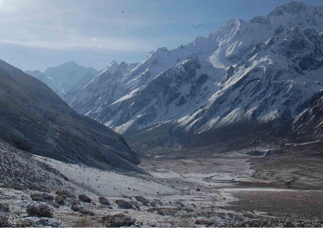 この日はさらなる奥地ランシサ・カルカまで往復７時間余のトレッキング７時出発　しばらく平地を歩んだところで休憩<br />これぞまさにＵ字谷さらに奥へと進む