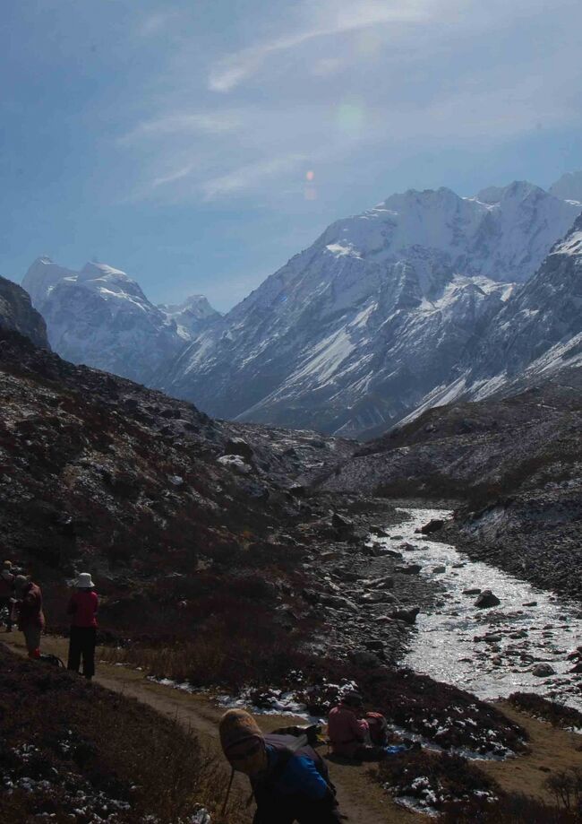 この辺りの斜面は破壊されたばかりの礫で覆われ<br />足元を充分注意しながら一歩ずつ進むしかない