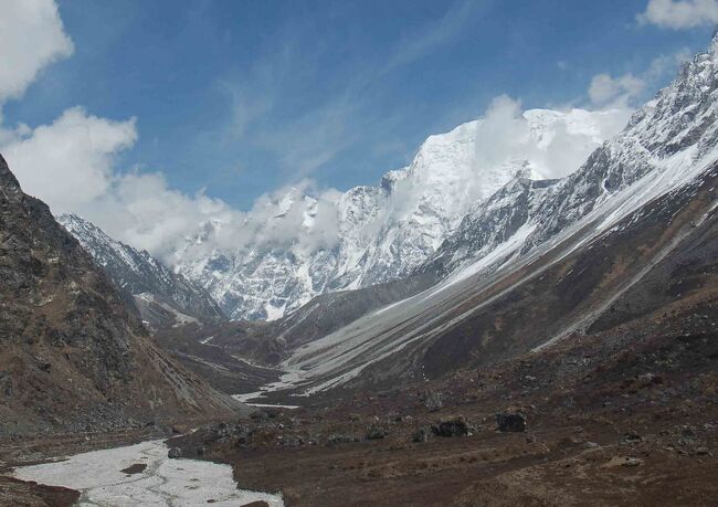 今日の目的地ランシサ・カルカ(4125m)に到着<br />＠＠＠の先は中国・チベットの地です<br />取り立てて有名な峰はありません・・・が好いです。<br />何もないのがたまらない魅力です<br />