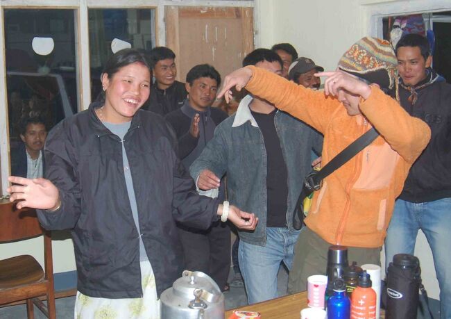 ５日ぶりのシャブルベンシではトレッキング納パーティーが・・・<br />いつもながらスタッフのダンスには感心してしまう<br />今回初めて女性ポーターが同行　６０キロの荷物を運んでくれました<br />T氏も上機嫌　何よりも大きな事故もなく終えたことに感謝・感謝