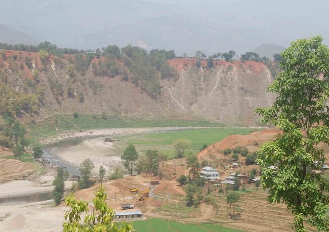 カトマンズへの帰路　ネパールのこんな地形を観察<br />赤茶色の地層がくっきりと見てとれる<br />河岸段丘らしい地形が続き　有数な穀倉地帯のようだ