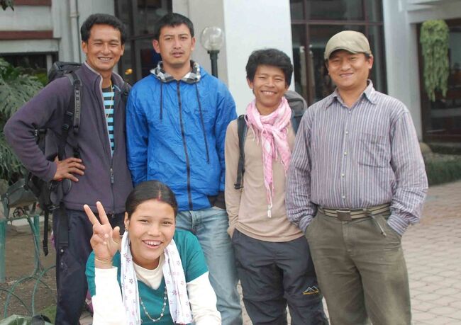 カトマンズのホテルにて<br />今回もお世話になりました<br />また近いうちにお世話になると思います。それまでお元気で・・<br /><br />４度目の訪問でますます魅力的な国になりました。<br />ニッポンの数十分の一の豊かさな国ネパール<br />それなのに・・・下向き加減の人はあまり見かけません<br />４度目の訪問でますます魅力的な国になりました。<br />もっともっと知りたくなりました。<br />調べていくうち、ヒマラヤ山脈と日本列島との関連性が<br />とっても深いことにも気がつくようになりました。<br />参考本として　酒井治孝編著『ヒマラヤの自然誌』東海大学出版会　がお勧めです