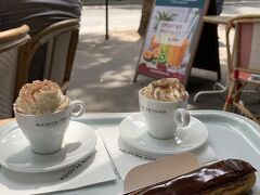 身支度したら、テラス席のカフェでコーヒータイム。
近くの人が頼んでいたのを真似して頼んでみました。

おいしいものを食べて、パリの街をのんびり楽しんで、これにてバルセロナ・パリ旅行終了です。
楽しかったー
おいしかったー
ありがとうございました！