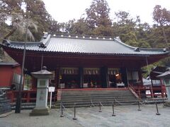二荒山神社（ふたら）拝殿です。　縁結びの神様だそうで、有名な「神橋」はこの神社の建造物だそうです。

伊勢神宮についで２番目に広い敷地の神社で、華厳の滝やいろは坂も敷地に入るそうです。