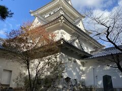 折角来たし、城でもと。。。
場所は、駅から近いのですが、小さな道を入った普通の住宅街を通っていきました。
普通の小さなコインパーキングに停めて。
中に入らず。（城ばっかり見ているし。）